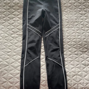 Träningstights Stronger - Träningstights i svart/vitt i bra skick i storlek S. 