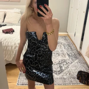 Zara klänning - Säljer denna super snygga klänning från zara. Leopard mönster med paljetter!!🩷  (Lånade bilder)