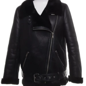 Zara skinnjacka - Slutsåld Aviator jacka från zara. Strl xs passar mer som s