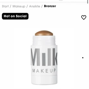 Milk Makeup Bronzer Stick - Säljer en Milk Makeup Bronzer Stick i färgen 'Baked'. Perfekt för att ge ansiktet en solkysst look. Den kommer i en praktisk stickform som gör det enkelt att applicera och blanda ut. Perfekt för både vardag och fest!