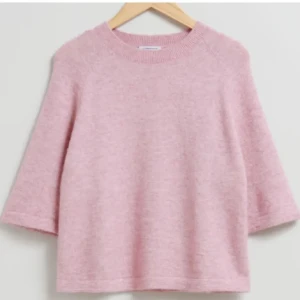 Rosa stickad  - Säljer denna rosa stickade trekvartsärmade tröjan från & Other Stories😊tröjan är i bra skick och används tyvärr inte längre💕hör av er vid frågor och funderingar💗
