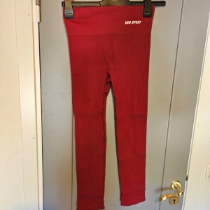 Leggings  - Högmidjade leggings, använda 1 gång. Väldigt luftigt material
