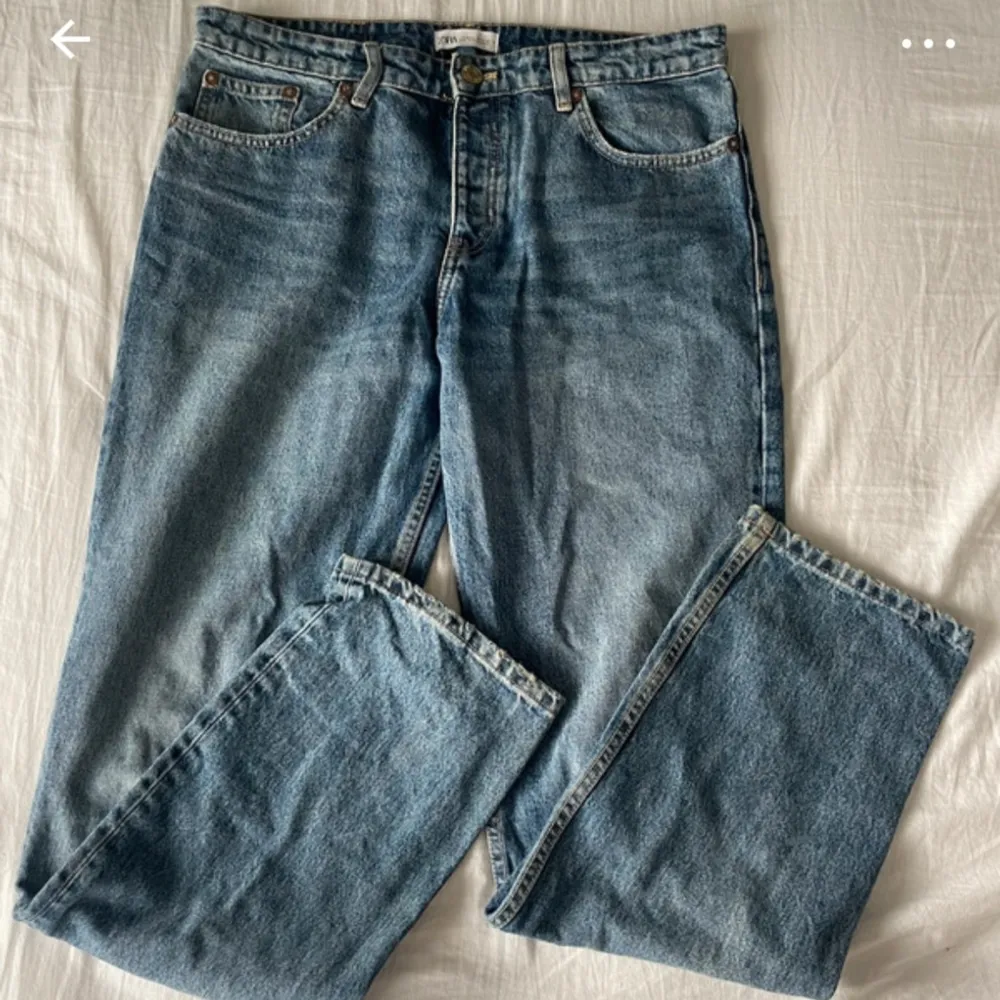 Midwaist straight jeans, har använt fåtals gånger💕Skulle passa folk i storlek 40, den är liten i storleken!. Jeans & Byxor.