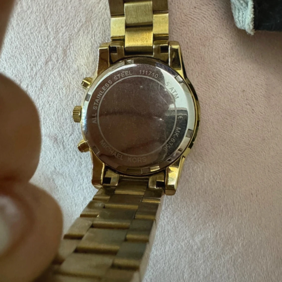 guldig michael kors klocka  - 93