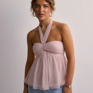 Topp från Nelly  - Jag säljer denna helt oanvända tröjan från Nelly, säljer pågrund av att jag inte har någon användning för den, nypris är 349 kr