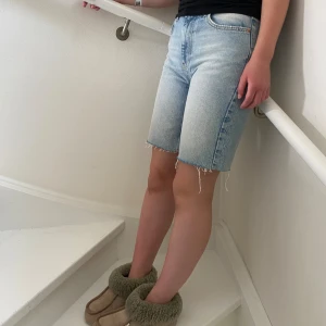 Jeansshorts - Jeansshorts i utmärkt skick, då de aldrig använts. Från Gina tricot.