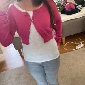 Kort stickad tröja  - Säljer denna jättesöta korta stickade tröjan för att den aldrig kommit till användning, pris kan diskuteras 🙌❤️