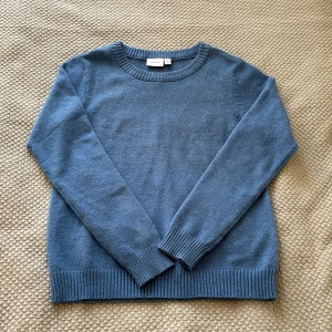 Vila stickad tröja - En blå stickad tröja från vila, den är aldrig använd och i nyskick💗 färgen är lite ljusare i verkligheten. Säljer för att jag har en iprincip likadan💘 den köptes för 329 kronor, skriv privat för fler bilder 