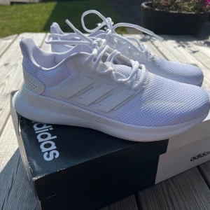 Vita adidas helt oanvända  - Jättefina skor som aldrig är använda. Tyvärr var dem något för små för mig och därför vill jag sälja dem. Passar utmärkt till sport och aktivitet men även som vardags skor. Inköpta för 499 säljer dem för 300. Tar betalt via swish