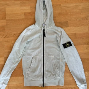 Stone Island Zip-hoodie - Ljus grön Zip-hoodie från stone island. Bra skick. 