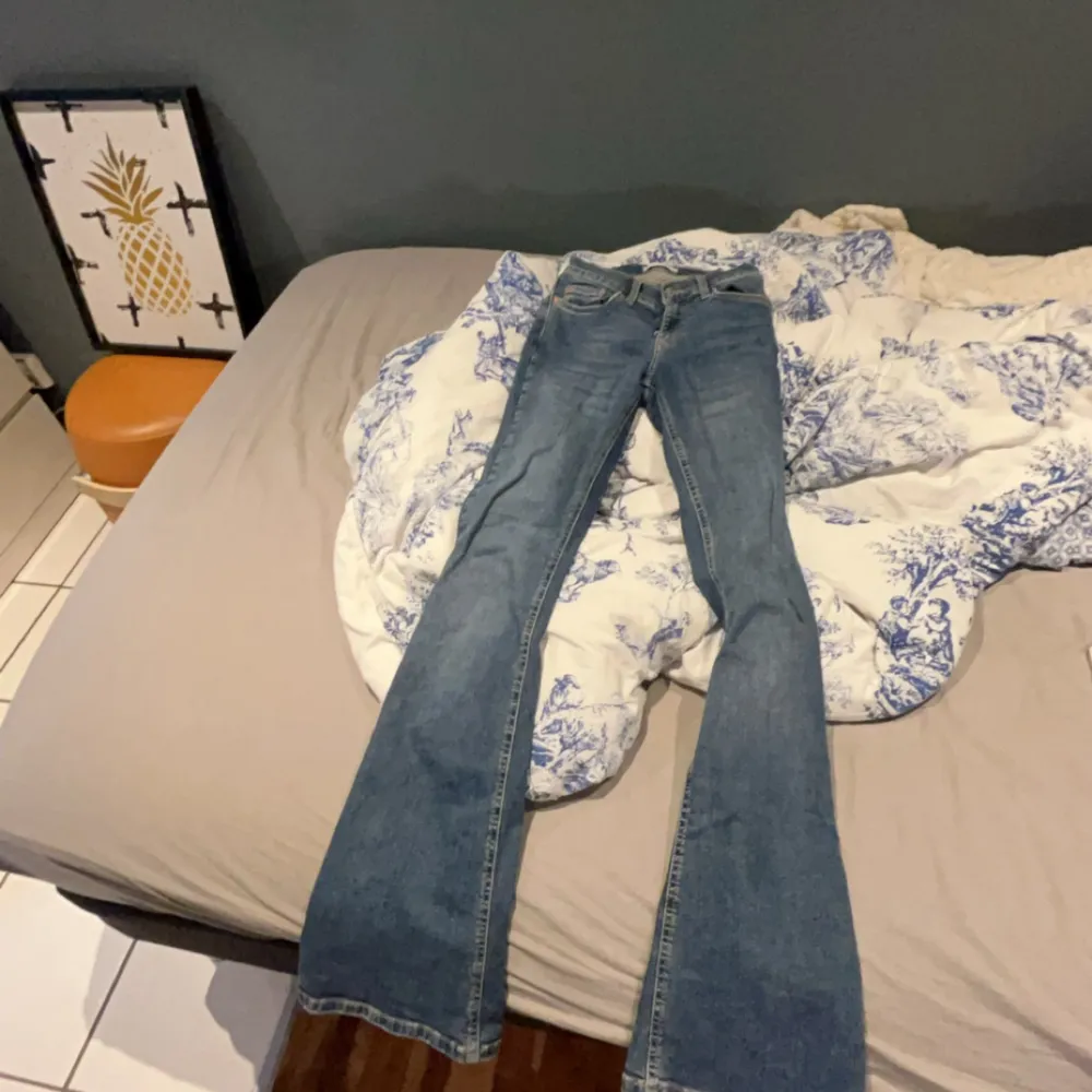 Säljer ett par SKIT SNYGGA jeans ifrån Gina storlek 32 använd nån enstaka gång  Säljer för 350 ordinarie pris 500kr så super bra pris . Jeans & Byxor.