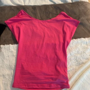 Rosa t shirt - Shein, bra skick, öppen rygg, knappt använd
