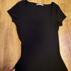 Anna field tröja  - Svart tröja från Anna field som är helt oanvänd pga inte passar riktigt i min smak bara💕