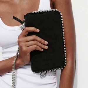 Zara väska med pärlor - Snygg svart axelväska med silverfärgad kedja och dragkedja. Inga defekter!