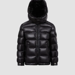 Svart pufferjacka från Moncler - Säljer en snygg svart pufferjacka från Moncler. Jackan har en glansig finish och är utrustad med en dragkedja framtill. Den har en stor huva och Moncler-loggan på ärmen. Perfekt för kalla dagar! Självklart äkta med kvitto och fungerarande nfc tag storlek 2 (M)                           !PRIS GÅR ATT DISKUTERA!                                              Om du tänker på något så bara skicka