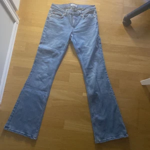 Blå low waist  bootcut jeans - Säljer dessa snygga bootcut jeans i storlek 36! Använda Max 2 gånger! Säljer dem då jag tycker dem är för korta för mig! Dem är lågmidjade och sitter perfekt 👌 ‼️TRYCK EJ PÅ KÖP NU ‼️