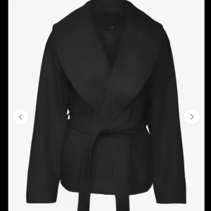 Gina Tricot ”shawl collar short coat” - Säljer denna svarta kappa köpt på Gina tricot i höstas. Endast använd 1 gång och är i nytt skick. Nypris 700 kronor. Hör av er vid frågor eller andra funderingar.🤍