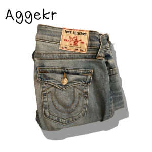 True Religion Jeans Lågmidjade  - Tja säljer dessa true religion jeans som är lågmidjade i strlk 29, skicket är bra, byxorna har slitningar på framsidan vilket är hur de kom.🥰 Hmu om du har frågor✌️