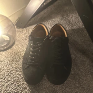 Svarta sneakers med snörning - Snygga svarta sneakers med klassisk snörning. Perfekta för en stilren look. Skorna har en enkel design med en bekväm sula.