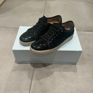 Lanvins - Säljer dessa feta lanvin skor i storlek UK 7 vilket passar 41-42. Dem är i ganska bra skicka och det finns inga större defekter. Både box och dust bag  tillkommer. Skriv vid minsta fundering eller fråga. 