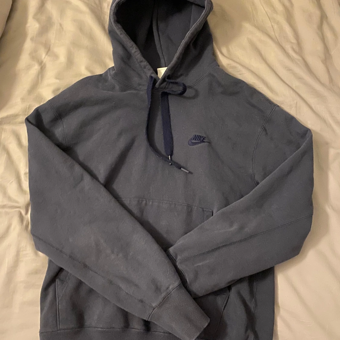 Mörkblå hoodie från Nike - 1