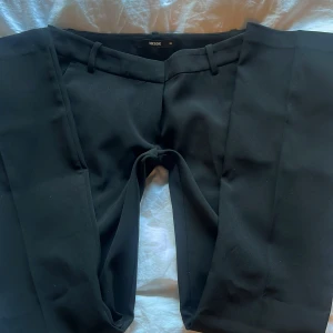 Svarta kostymbyxor från BikBok - Snygga svarta lågmidjade kostymbyxor från BikBok i storlek 36. Endast använde 1 gång, Perfekta för vardag eller något festligare!💗 hör av er om ni har några frågor🥰