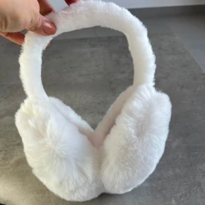 Vita pälsiga öronmuffar - Mysiga och varma vita öronmuffar i pälsmaterial. Aldrig ANVÄNDA endas testade 🙂Nypris var 100kr