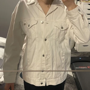 Vit jeansjacka - En vit jeans jacka som är oversize i modellen. Materialet är verken tjockt eller tunt, någonstans i mellan  och passar perfekt till våren. Storlek S men den är oversize. Väldigt bra skick.