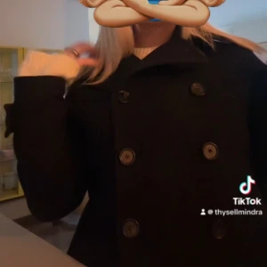 Svart kappa Filippa K - Svart kappa/jacka från Filippa K i strl S. Perfekt till våren. Sparsamt använd, smått nopprig på ena underarmen ( går säkerligen att få bort!) pris kan diskuteras vid snabb affär