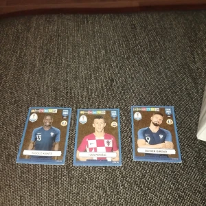 Fotbollskort från FIFA 365 - Samling av tre fotbollskort från FIFA 365-serien. Kort med Ivan Perišić, N'Golo Kante och Olivier Giroud. Alla korten är i World Cup Heros edition. Pris kan diskuteras!
