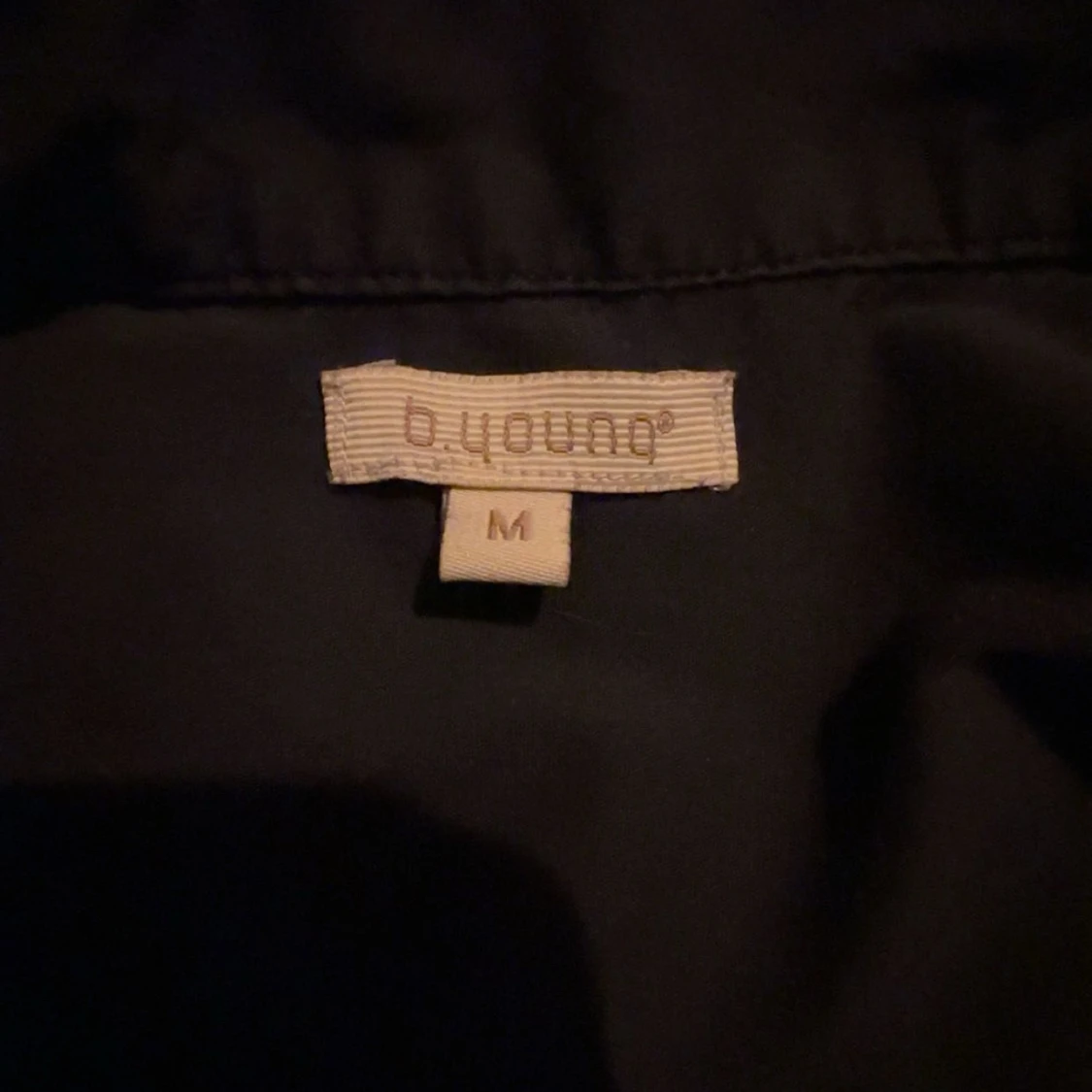 Svart skjorta med knappar - 4