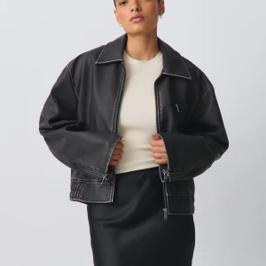 SÖKER!! Pu jacka från Gina Tricot - Säker denna fina pu jacka från Gina Tricot! Hör av dig om du säljer🙌