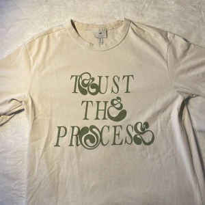 Trust the Process T-Shirt från HM - Skitskön T-shirt i tjockt material, perfekt att ha under andra tröjor.