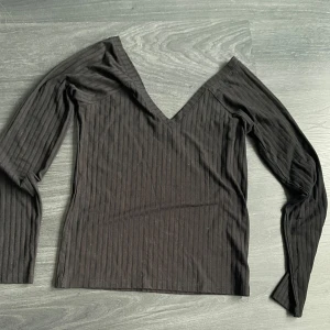 Svart topp från Bik Bok - Säljer en svart topp från Bik Bok. Passar bra till både jeans och kjol. Hör av dig vid intresse! 🖤