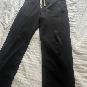 Acne studios trackpants raka -  Acne Studios raka trackpants Storlek: M Pris: 600:- Fint och sparsamt skick!  Pm vid frågor.