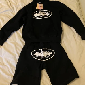 Corteiz tracksuit - Svart corteiz shorts tracksuit. Aldrig använd.                  Säljer tracksuiten för 1300kr. Storlek xs.                          Om ni vill köpa de separat så säljer jag hoodien för 800kr och shortsen för 600kr. 