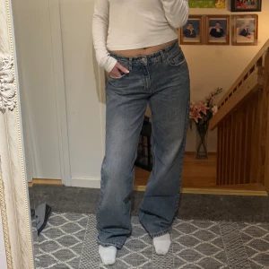 Blå jeans från Zara - Säljer ett par snygga blå jeans från Zara. Storlek 38, mycket bra skick