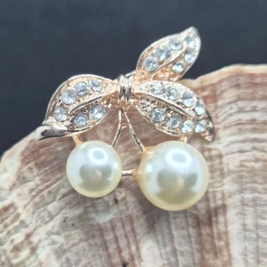 Brosch - Körsbär  - Den här broschen i form av ett körsbär är ca 2.5 × 2.5 cm. ✨️Titta igenom alla mina upplagda & köp fler saker i Bundle för att spara på frakten & få allt du köpt i ett & samma paket✨️ För att köpa med Bundle så får du först trycka i "Köp med bundle" sedan väljer du ut allt du vill köpa för att få allt på samma frakt = Billigare 👌 Om du däremot köper fler varor i olika köp blir det egen frakt för varje köp. Önskar du swisha mej, meddela mej vad du vill köpa så ordnar vi det 👌