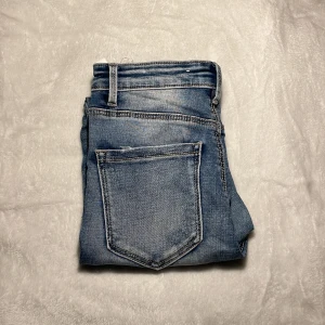 Blå jeans från Stradivarius - Snygga blå slim jeans med stretch, knappt använda i storlek 36/S. 