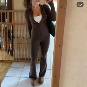 Brunt sett - Säljer en brun sett som passar perfekt till gymmet eller pilates. Den har långa ärmar och en åtsittande passform.