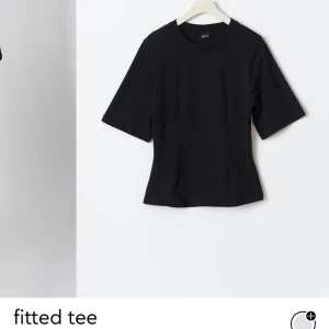 Svart  fitted tee - Så snygg slutsåld insvängd tishirt! Endast använd en gång 