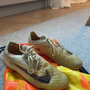 Oranga Nike fotbollsskor - Snygga oranga Nike fotbollsskor med orange sula och svart Nike-logga. Skorna är limeted editon och går ej att få tag på. 