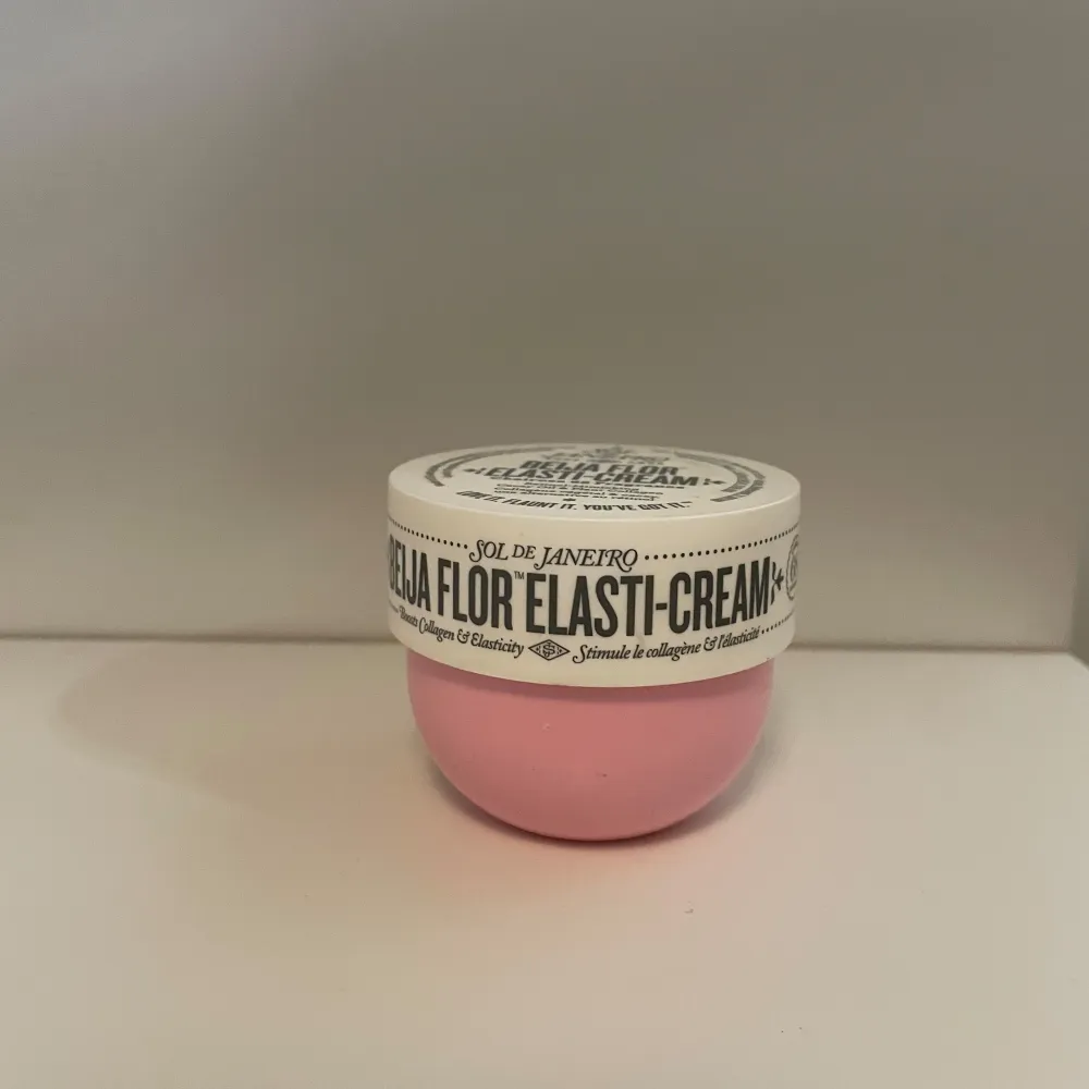 Säljer mina bum bum creams för använder inte dem längre, den rosa är nästan helt oanvänd och den gula har lite mer än hälften kvar, pris kan diskuteras!💓💓. Perfume.