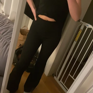 Svarta kostymbyxor  - Snygga svarta byxor med hög midja och bootcut-stil. Perfekta för en stilren look. De är tillverkade i ett mjukt och bekvämt material som ger en skön passform.✨✨👖Hör av dig ifall du är intresserad❤️‍🔥