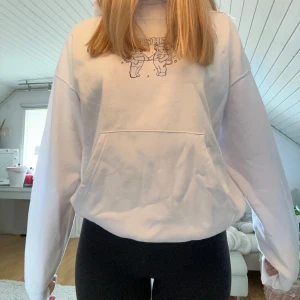 Gymshark hoodie - Säljer denna superfina hoodien från Gymshark🩷 Den är perfekt till träningen eller som en vanlig hoodie✨ I storlek xs men oversize. Jag är 172cm och bär oftast S för referens🩷 Hoodien är använd endast ett fåtal gånger och i superbra skick. Hör av er om ni har några frågor✨✨