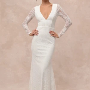 Vit spetsklänning med öppen rygg från Lulus - Superfin vit långklänning från Lulus. Säljer då jag fick fel klänning. Aldrig använd och passar perfekt till någon finare tillställning, exempelvis bal💗nypris 1900kr