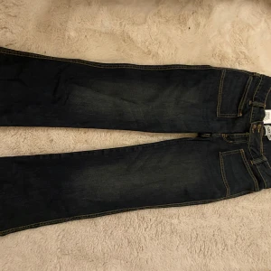 Mörkblå jeansbyxor - Snygga mörkblå jeansbyxor med klassisk design och kontrasterande sömmar. Perfekta för en avslappnad stil. Med fyra fickor.