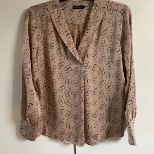 Blus stockholm - Mönstrad blus Stl S nyskick.