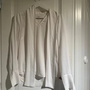 Vit blus mint&berry - Vit blus i strl 32 från mint&berry med knytning runt halsen 