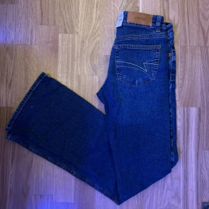 Junkyard bootcut low jeans, XS - Jeans från Junkyard i modellen bootcut. Helt oanvända, anledningen till varför jag säljer dem är för att dem inte passade när jag beställde dem, skick 10/10 helt underbara jeans✨pris går att diskuteras 😊